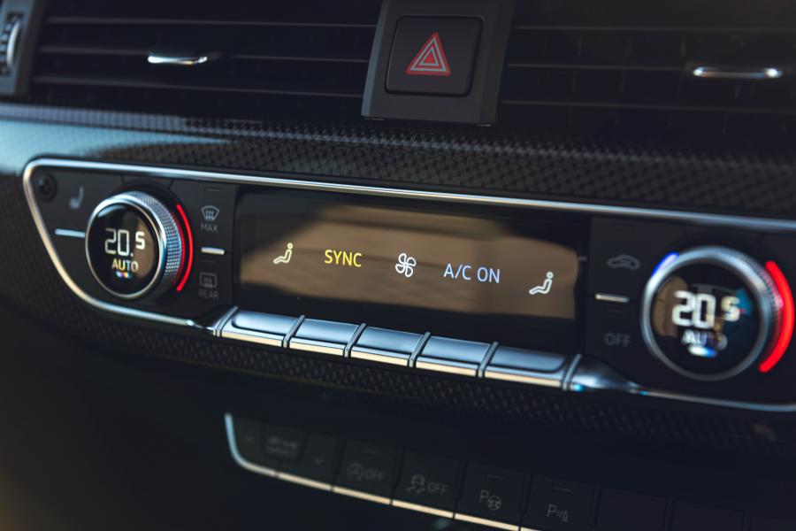 Детали интерьера Audi S4 Avant TDI (B9) 2019 года  (UK) (фото 12 из 40)
